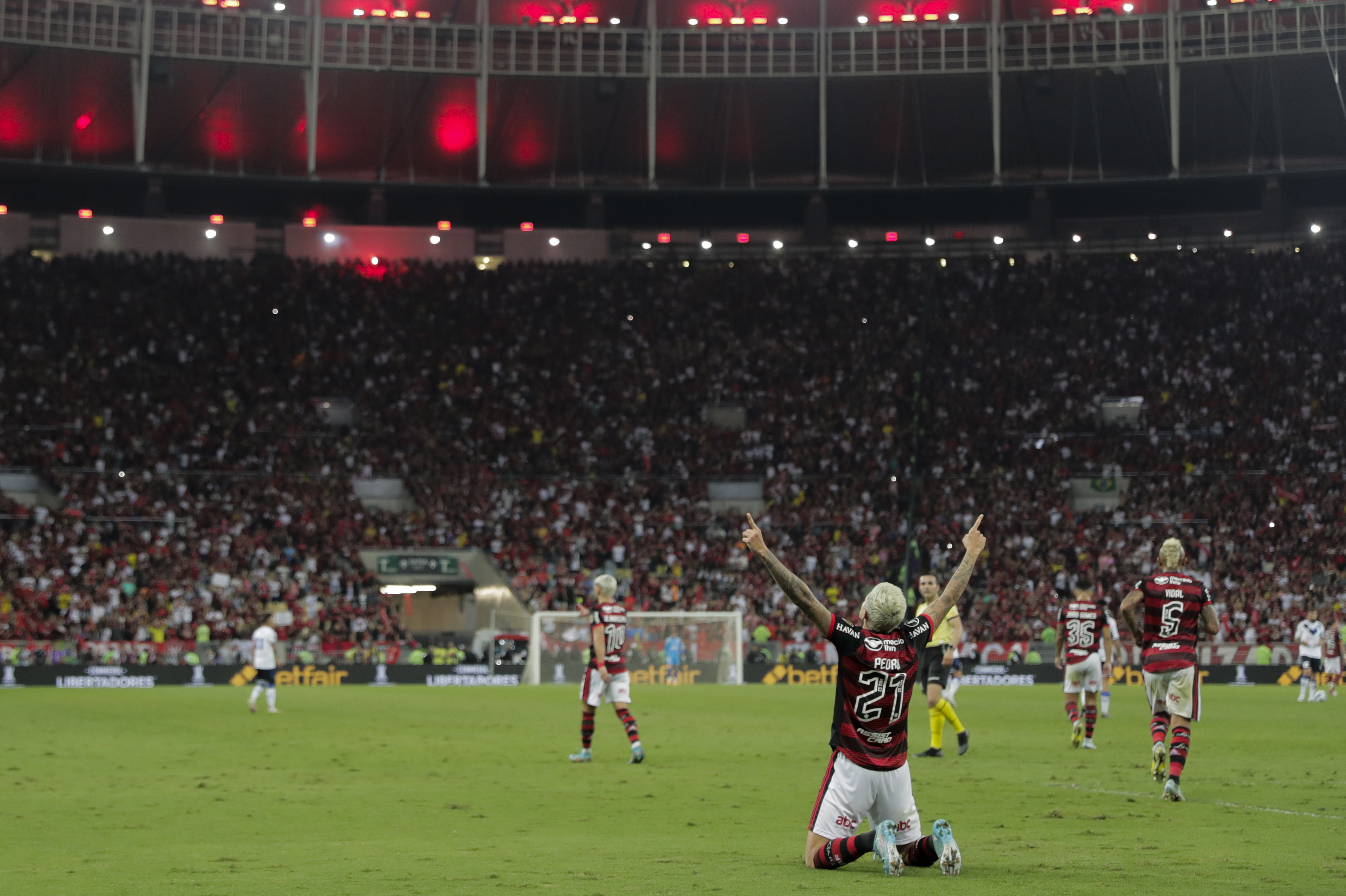 AMDEP6265. RÍO DE JANEIRO (BRASIL), 07/09/2022.- Pedro Guilherme (c) de Flamengo celebra un gol hoy, en un partido de las semifinales de la Copa Libertadores entre Flamengo y Vélez en el estadio Maracaná en Río de Janeiro (Brasil). EFE/Antonio Lacerda