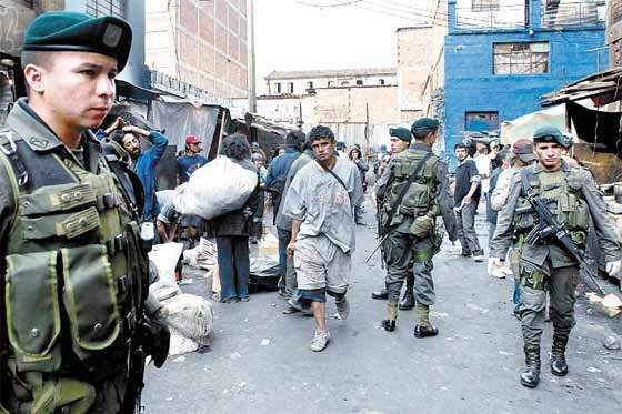 La Policía en una de las inspecciones al Bronx, en la que se encontraron armas, drogas y elementos robados.