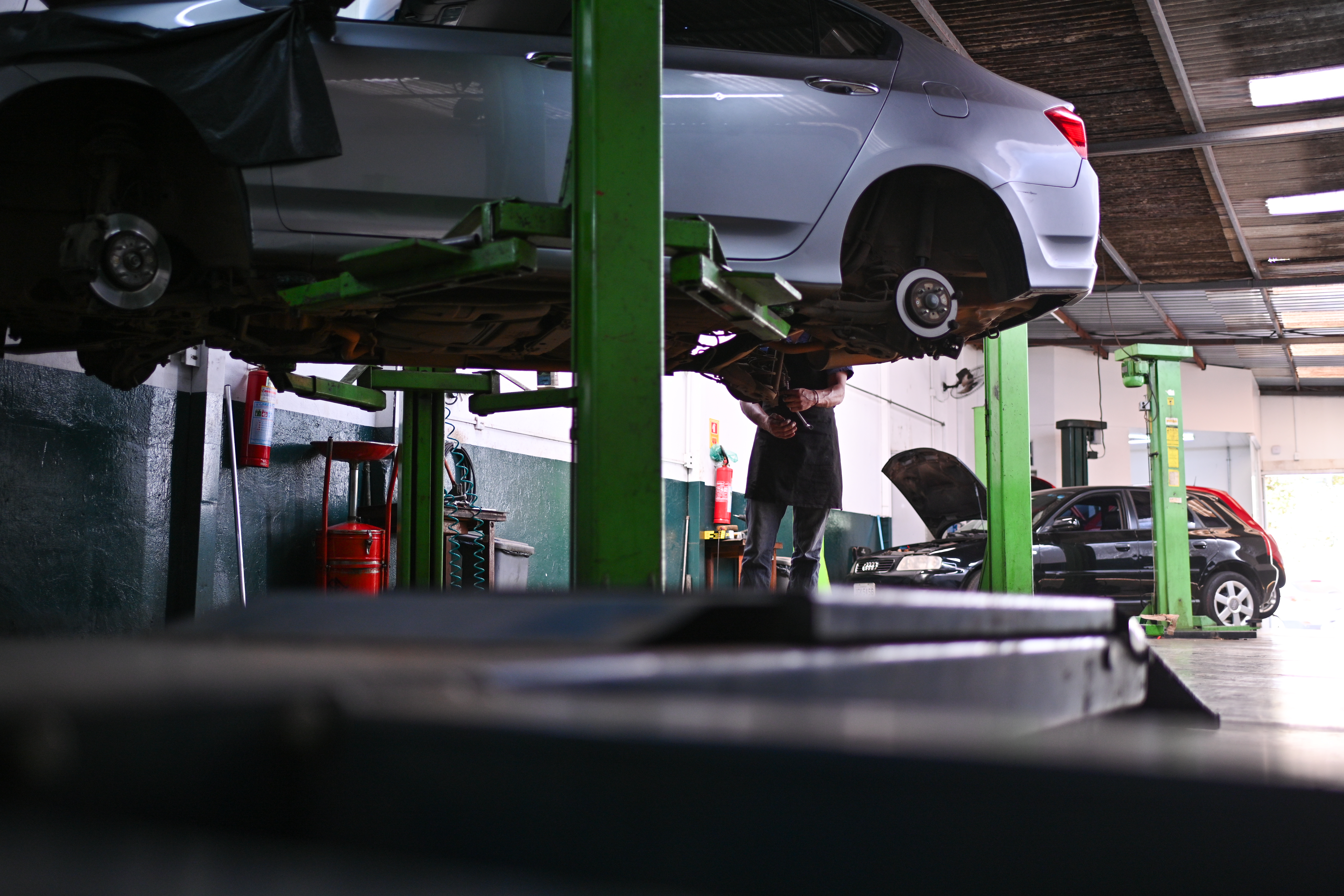 AME1662. BRASILIA (BRASIL), 04/06/2024.- Un mecánico trabaja reparando un auto en un taller este martes, en Brasilia (Brasil). El presidente brasileño, Luiz Inácio Lula da Silva, afirmó este martes que el crecimiento del 0,8 % de la economía del país en el primer trimestre del año es "una prueba más" de que su Gobierno está "en el camino correcto". "El PIB aumentó en el primer trimestre de este año, impulsado por un mayor consumo de las familias y los servicios", celebró el mandatario progresista en sus redes sociales. EFE/ André Borges