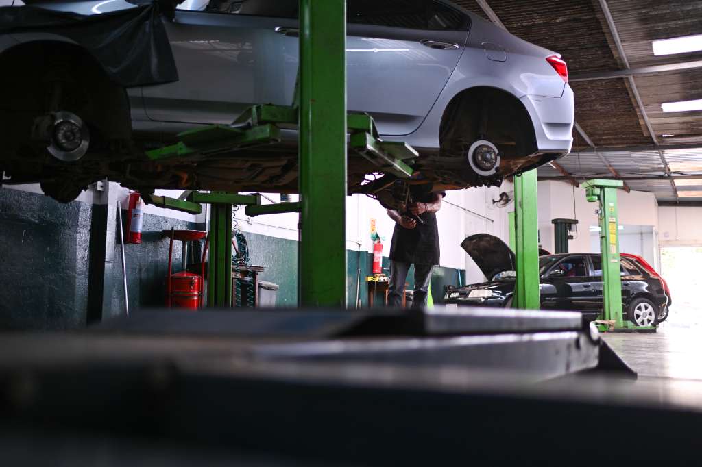 AME1662. BRASILIA (BRASIL), 04/06/2024.- Un mecánico trabaja reparando un auto en un taller este martes, en Brasilia (Brasil). El presidente brasileño, Luiz Inácio Lula da Silva, afirmó este martes que el crecimiento del 0,8 % de la economía del país en el primer trimestre del año es "una prueba más" de que su Gobierno está "en el camino correcto". "El PIB aumentó en el primer trimestre de este año, impulsado por un mayor consumo de las familias y los servicios", celebró el mandatario progresista en sus redes sociales. EFE/ André Borges