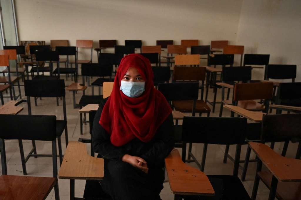 Un estudiante se sienta dentro de un aula después de que las universidades privadas reabrieran en Kabul el 6 de septiembre de 2021 / Foto de referencia