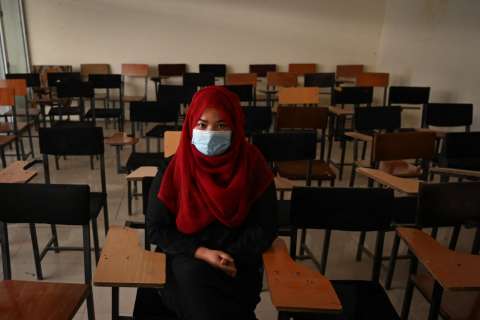 Las mujeres afganas que resisten en un bastión talibán para poder ir a clase