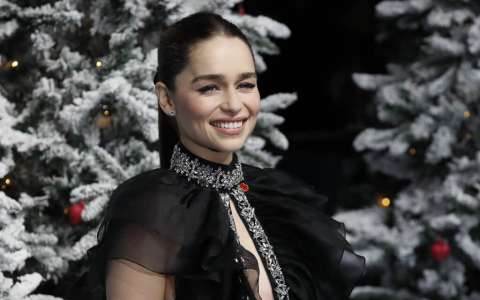 Emilia Clarke dice que productores la presionan para que se desnude