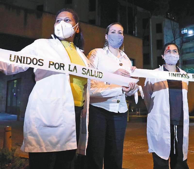 El Comité Internacional de la Cruz Roja registró más de 600 casos de violencia contra profesionales de la salud durante el primer semestre de 2020.