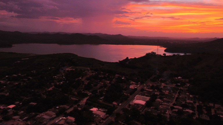 utor: Alejandro Matías Acosta / Luruaco, Atlántico. Trazos de colores naranjas, azules, morados y rosados se reflejaron en el cielo y agua de Luruaco. Esto se siente cada tarde en el municipio.
Categoría fotografía aérea tomada desde un drone