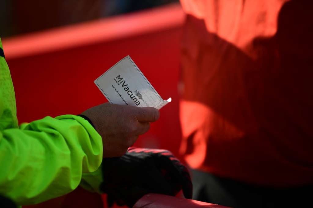 Filas y jornadas de vacunación contra el Covid -19 en diversos puntos de la capital