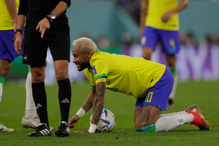 GR1372. DOHA (CATAR), 05/12/2022.- Neymar de Brasil tras una falta hoy, en un partido de los octavos de final del Mundial de Fútbol Qatar 2022 entre Brasil y Corea del Sur en el estadio 974 en Doha (Catar). EFE/ Antonio Lacerda