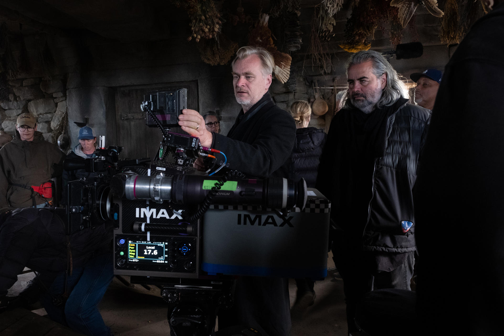 LONDRES (REINO UNIDO), 10/07/2026.- El director de cine Christopher Nolan (i) junto al director de fotografía Hoyte van Hoytema (d) durante el rodaje de la película 'La Odisea', una película "de lo más aventurera" que narra el peligroso viaje de Odiseo de regreso a su reino tras la guerra de Troya, busca reflexionar sobre las secuelas de un conflicto armado y el verdadero significado del hogar, según dijo su creador, Christopher Nolan, en una entrevista con EFE. EFE/ Melinda Sue Gordon / Universal Pictures SÓLO USO EDITORIAL / SÓLO DISPONIBLE PARA ILUSTRAR LA NOTICIA QUE ACOMPAÑA (CRÉDITO OBLIGATORIO)
