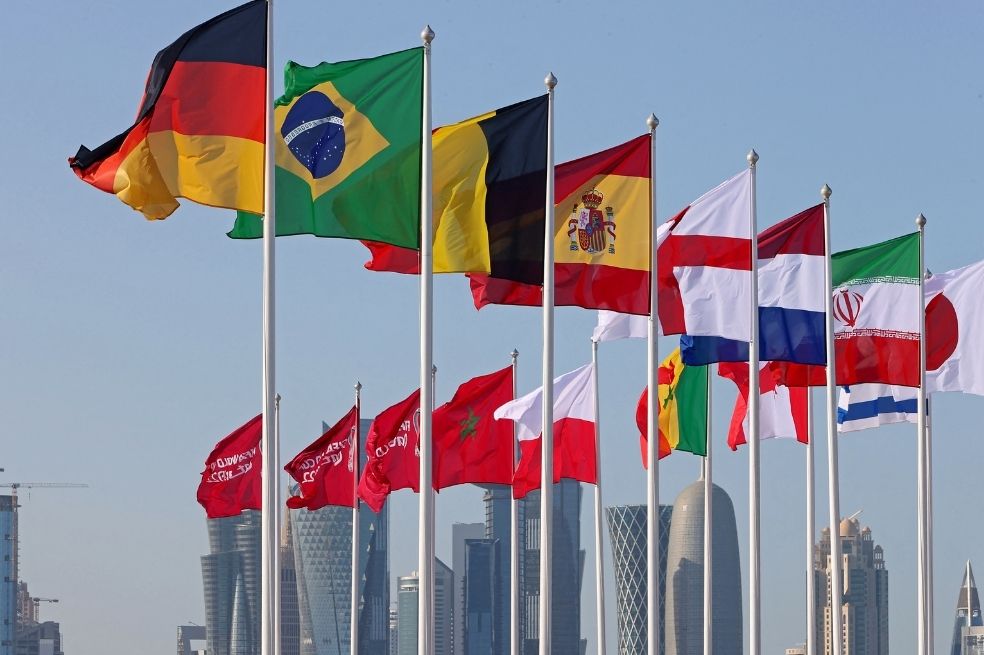 Así se ven las banderas de las selecciones clasificadas en Doha.