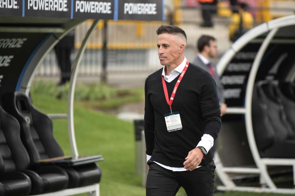 Técnico de Independiente Santa Fe durante el compromiso ante Deportes Iquique de Chile en el Estadio de Techo por la fase previa de la Copa Libertadores