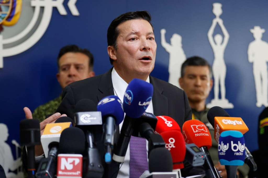 AME3627. BOGOTÁ (COLOMBIA), 26/08/2025.- El registrador nacional, Hernán Penagos, habla en una una rueda de prensa este martes, en Bogotá (Colombia). Sánchez informó que 34 militares del Ejército fueron secuestrados durante la operación militar en la que fue abatido un cabecilla de las disidencias de las FARC en una zona rural de El Retorno, en el departamento del Guaviare. EFE/ Mauricio Dueñas Castañeda