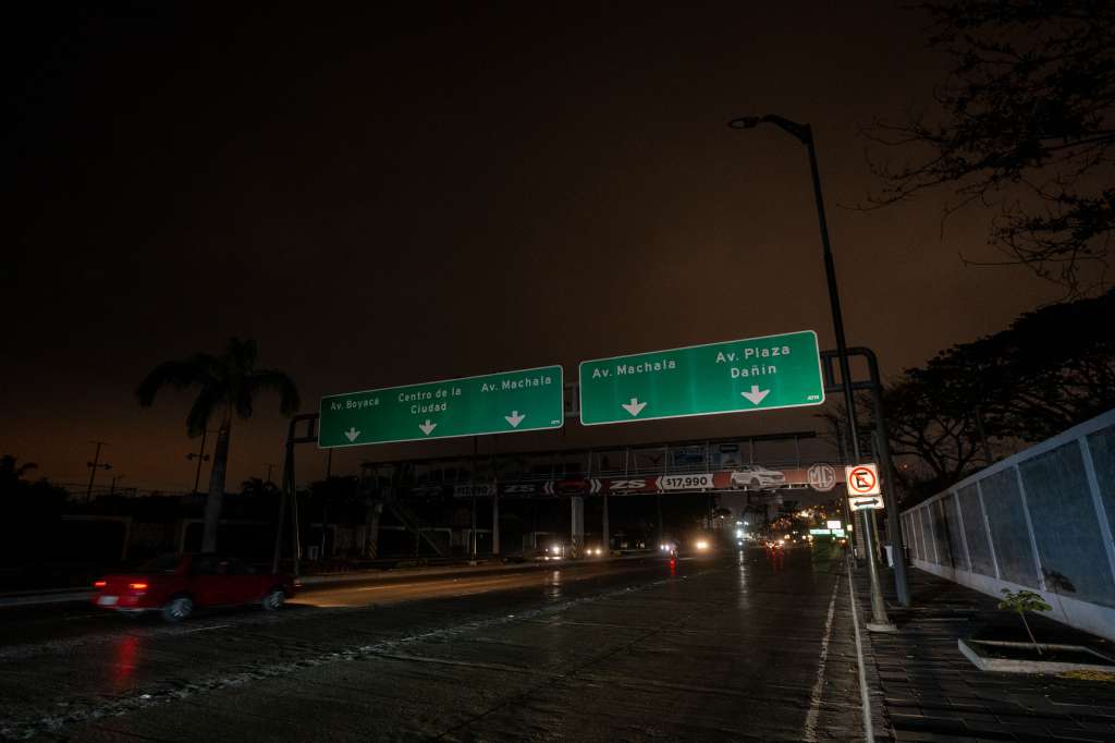 AME2176. GUAYAQUIL (ECUADOR), 27/10/2024.- Fotografía de un sector sin luz este domingo en Guayaquil (Ecuador). El Ministerio de Energía y Minas anunció este domingo que la próxima semana se mantendrán los apagones, de hasta 14 horas, debido a la crisis energética que atraviesa Ecuador por el estiaje en las zonas donde se encuentran las principales hidroeléctricas de la nación andina. EFE/ Mauricio Torres