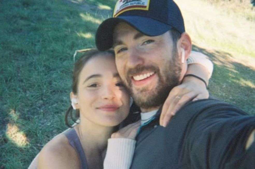 Rumores indican que Chris Evans, de 41 años, le habría pedido la mano a su novia, la actriz Alba Baptista, de 25.