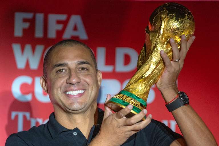 David Trezeguet, campeón del mundo con Francia en 1998, levantando el trofeo original de la Copa del Mundo durante el tour en Bogotá, Colombia, este 15 de febrero de 2026.