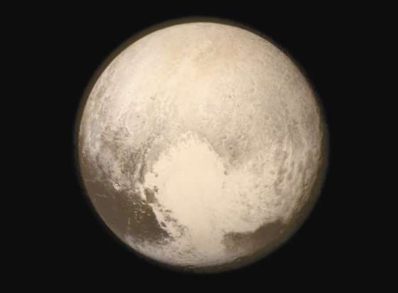 Esta imagen fue captada por la nave espacial New Horizons de la NASA cuando se encontraba a 766 mil kilómetros del planeta enano. / EFE