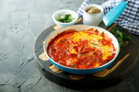 En 30 minutos lleva a la mesa estos huevos napolitanos gratinados