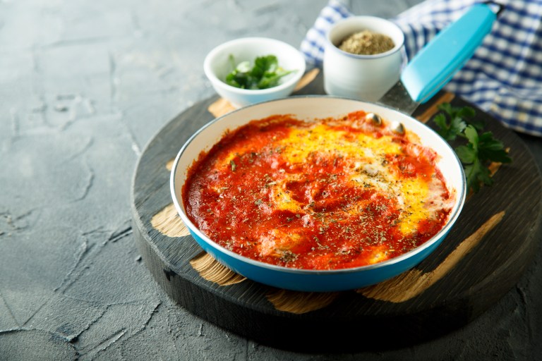En 30 minutos lleva a la mesa estos huevos napolitanos gratinados