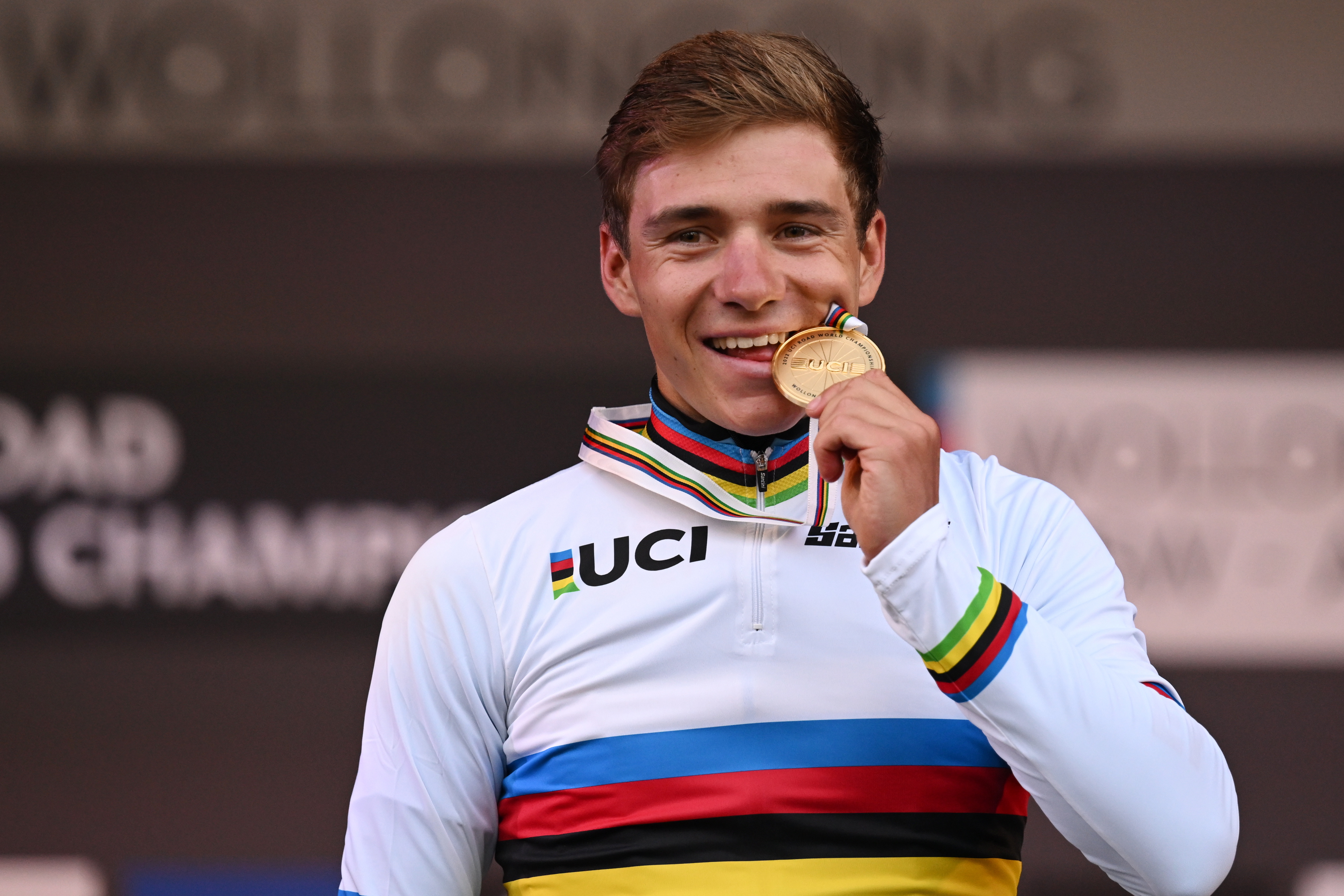 Wollongong (Australia), 25/09/2022.- Remco Evenepoel of Belgium celebrates winning the gold medal in the Men's Elite Road Race during the 2022 UCI Road World Championships in Wollongong, south of Sydney, Australia, 25 September 2022. (Ciclismo, Bélgica) EFE/EPA/DEAN LEWINS AUSTRALIA AND NEW ZEALAND OUT