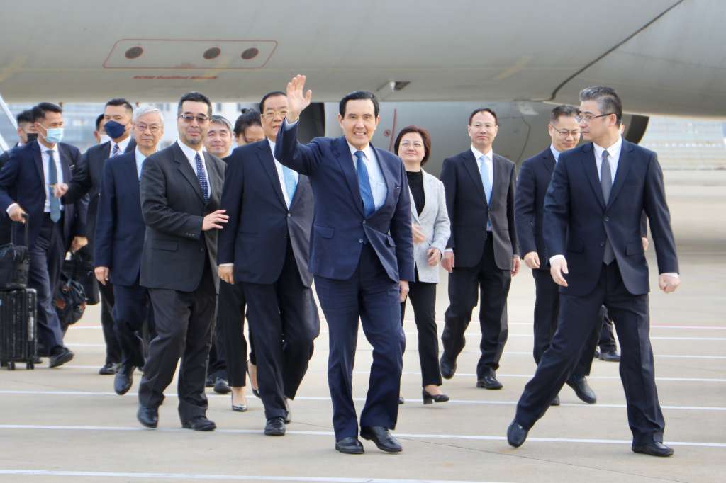 Shanghai (China), 27/03/2023.- A handout photo made available by the Ma Yung-jeou office, shows Taiwan's former President Ma Ying-jeou (C), waving upon his arrival on Shanghai Pudong International airport, in Shanghai, China, 27 March 2023. The first cross-strait visit by a current or former leader of the island in more than seven decades was made on 27 March when Ma Ying-jeou, the former president of Taiwan, arrived in China. Taipei's ruling party deemed the trip 'regrettable.' According to his office, Ma will not attend any official events during his 12-day trip in order to devote his time to honoring his ancestors and fostering youth exchanges. EFE/EPA/MA YING-JEOU OFFICE HANDOUT HANDOUT MANDATORY CREDIT HANDOUT EDITORIAL USE ONLY/NO SALES