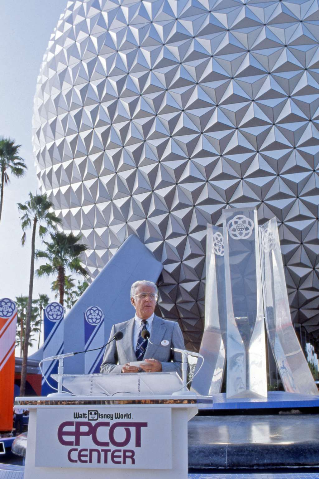 Card Walker, presidente y director ejecutivo de Walt Disney Productions, inauguró oficialmente EPCOT el 24 de octubre de 1982.