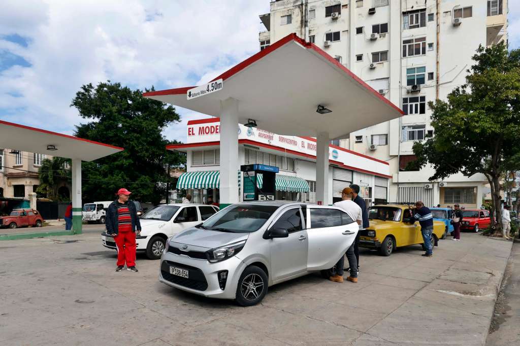AME9844. LA HABANA (CUBA), 30/01/2026.- Personas abastecen su carro de combustible este viernes, en la Habana (Cuba). El Gobierno de Venezuela rechazó que Estados Unidos imponga aranceles a los países que vendan o suministren petróleo a Cuba, y calificó esta nueva medida, firmada el jueves por el presidente estadounidense, Donald Trump, como "punitiva". EFE/ Ernesto Mastrascusa