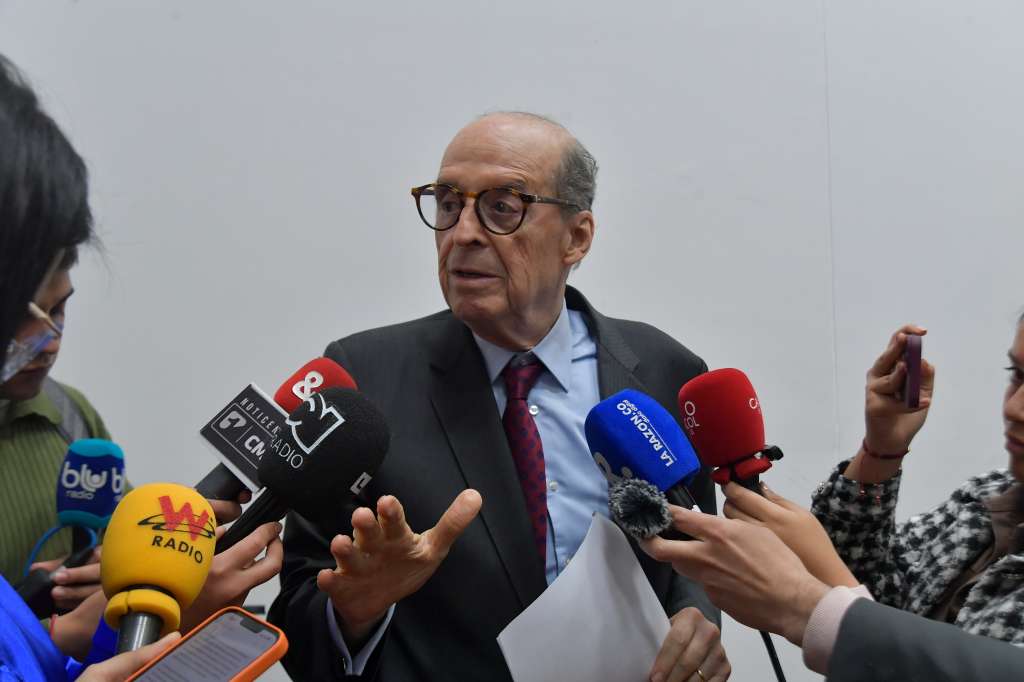 Excanciller quien a sus 82 años, fue sancionado por la procuraduría con una inhabilidad para ejercer cargos públicos por 10 años al declarar desierto el contrato de pasaportes de 2023.