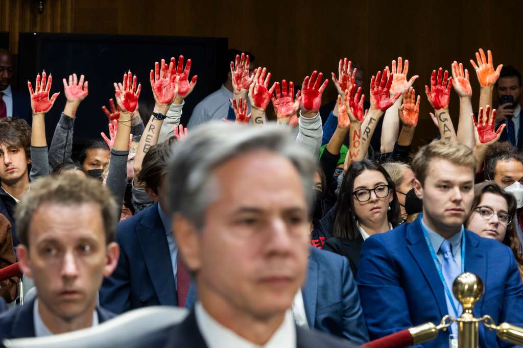 -FOTODELDÍA- WASHINGTON, 31/10/2023.- Manifestantes piden un alto el fuego para Gaza mientras alzan sus manos a la llegada del secretario de Estado estadounidense Anthony Blinken (c )a testificar acerca de temas de seguridad nacional ante un comité del Senado, este martes en Washington. EFE/JIM LO SCALZO