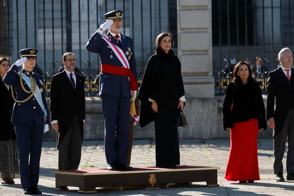 MADRID, 06/01/2026.- El rey Felipe VI, la princesa Leonor (izda, delante) y la reina Letizia presiden la ceremonia de la Pascua Militar, un solemne acto castrense que reúne a la cúpula de los tres ejércitos y de la Guardia Civil, este martes en la plaza de la Armería del Palacio Real en Madrid. EFE/Juanjo Martín