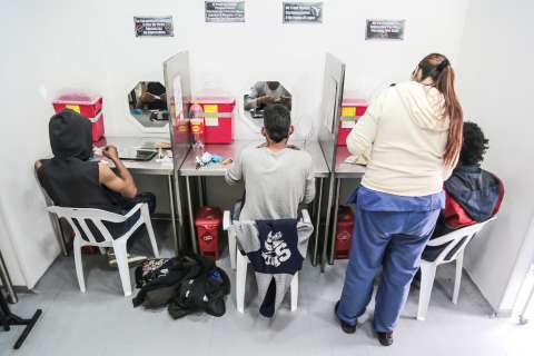El gobierno saca pecho con su enfoque global de drogas, pero cojea en lo local