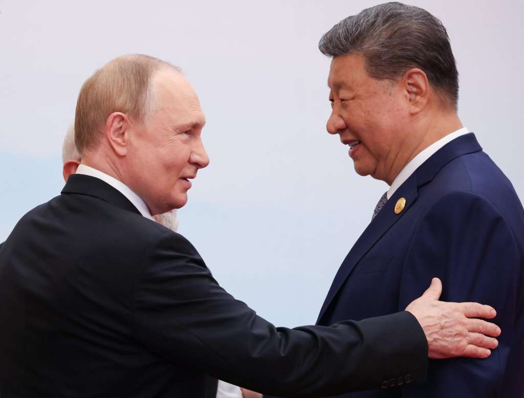 Tianjin (China), 01/09/2025.- Chinese President Xi Jinping (R) and Russian President Vladimir Putin (L) attend an official welcoming ceremony at the Shanghai Cooperation Organization (SCO) summit in Tianjin, China, 01 September 2025. (Rusia) EFE/EPA/ALEXANDER KAZAKOV/SPUTNIK/KREMLIN / POOL MANDATORY CREDIT
