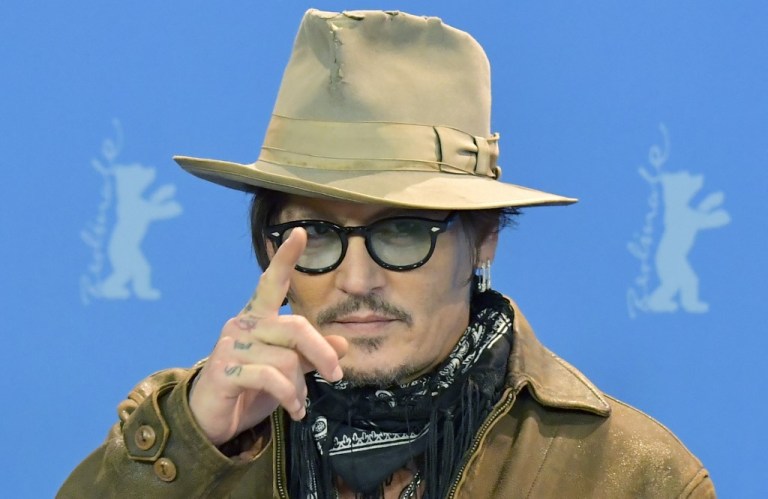Johnny Deep disimula su estrabismo usando gafas oscuras ¿Cómo afecta la vista?
