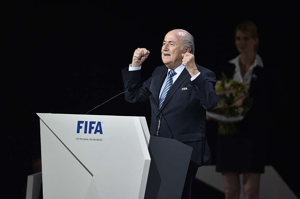 Joseph Blatter seguirá siendo el mandamás del fútbol mundial al menos por los próximos cuatro años.  / AFP