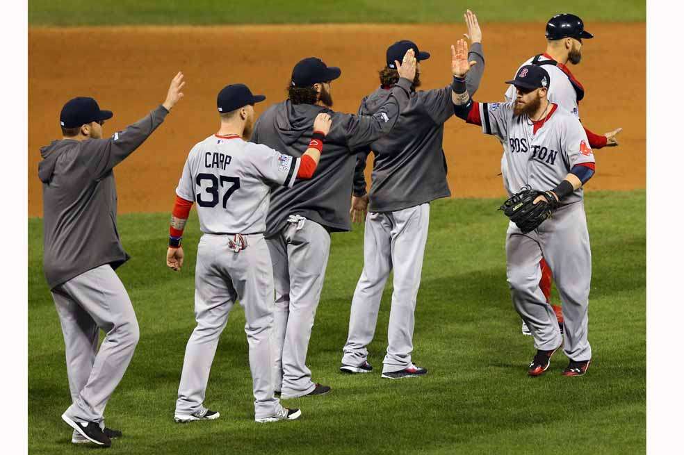 Los jugadores de los Medias Rojas celebran la victoria en el quinto juego de la Serie Mundial, ante los Cardenales. /AFP