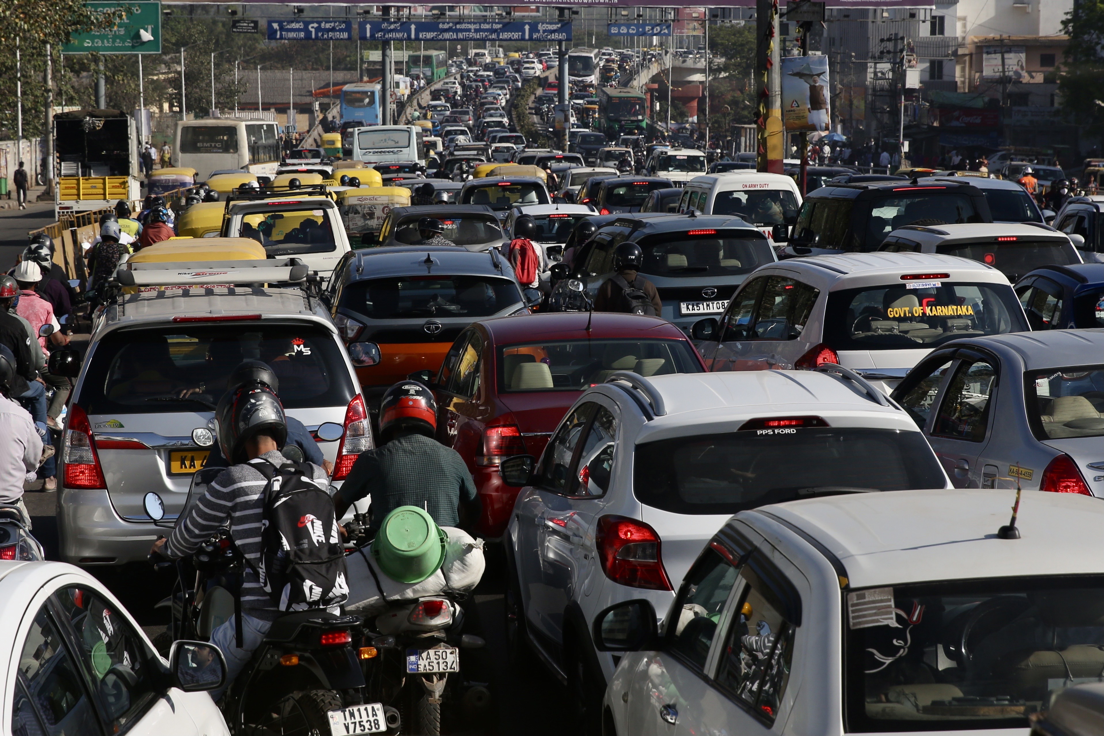 Bangalore (India), 16/02/2023.- A general view of a heavy traffic jam seen during the 14th Edition of Aero India 2023, at the Yelahanka Air Force Base, in Bangalore, India, 16 February 2023. More than 800 international defense and aerospace Companies participate in the Asia's biggest Aero India event which showcases warfare equipment including new fighter planes, next-generation submarines, warships, helicopters, missiles, howitzers, air defense systems, assault weapons and all kind of military gear from 13 to 17 February 2023. EFE/EPA/JAGADEESH NV