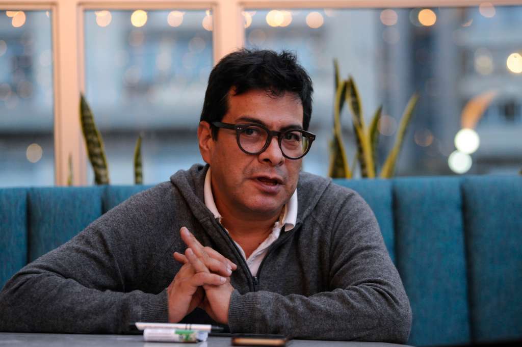 Comisionado de paz durante entrevista