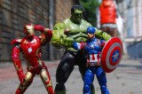 Ministro de Bolivia usa muñecos de Avengers para explicar el COVID-19