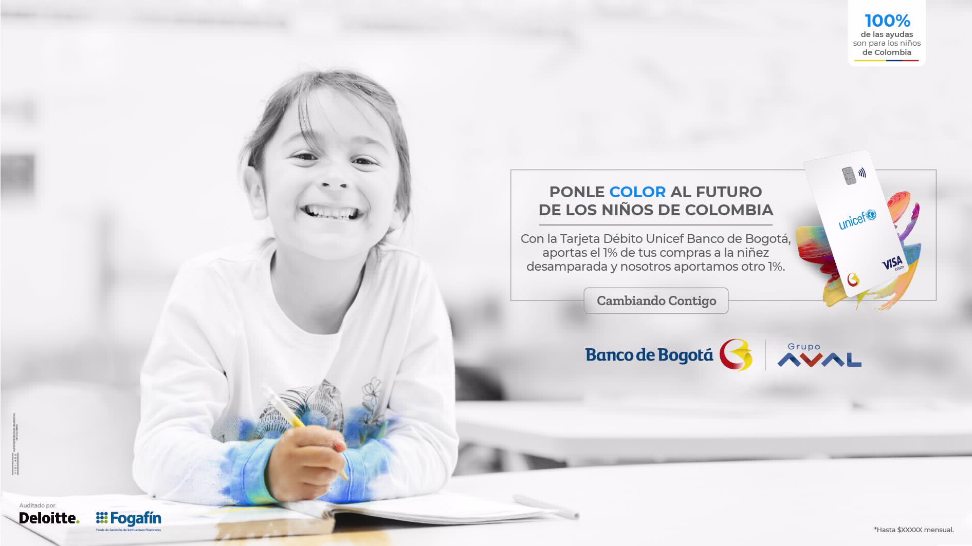 Imagen de una niña sonriendo, al lado de una tarjeta débito.