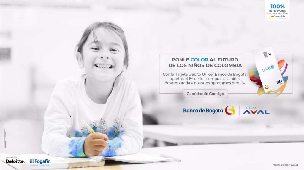 Imagen de una niña sonriendo, al lado de una tarjeta débito.