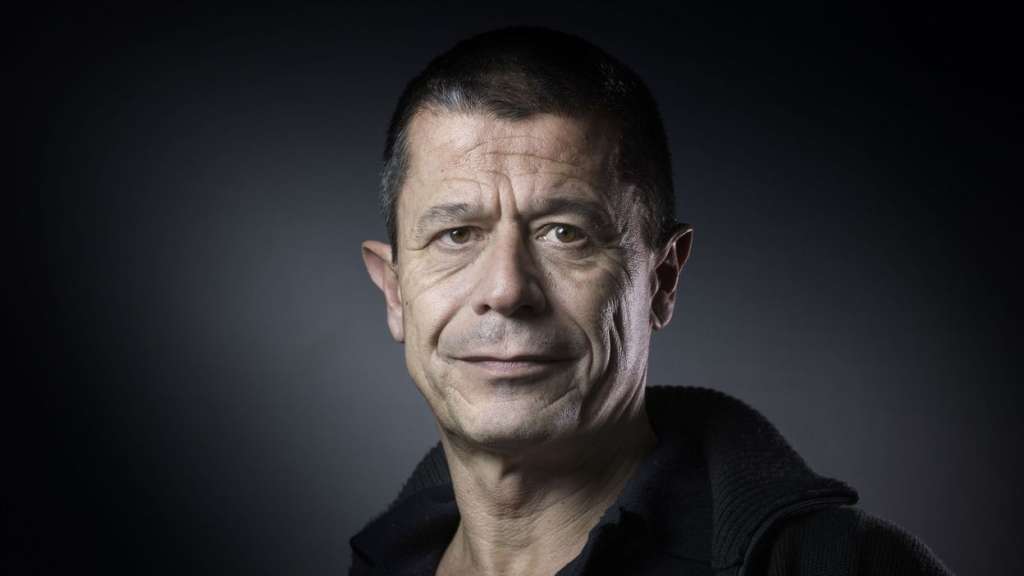 El escritor francés Emmanuel Carrère, quien desarrolla su trabajo literario a partir de profundos reportajes. / Afp