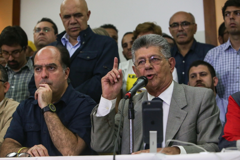 El presidente de la Asamblea Nacional, Henry Ramos Allup (d), y el diputado opositor Julio Borges (i). / EFE