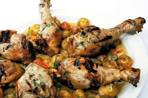 Cacerola de pollo con habas y papa criolla