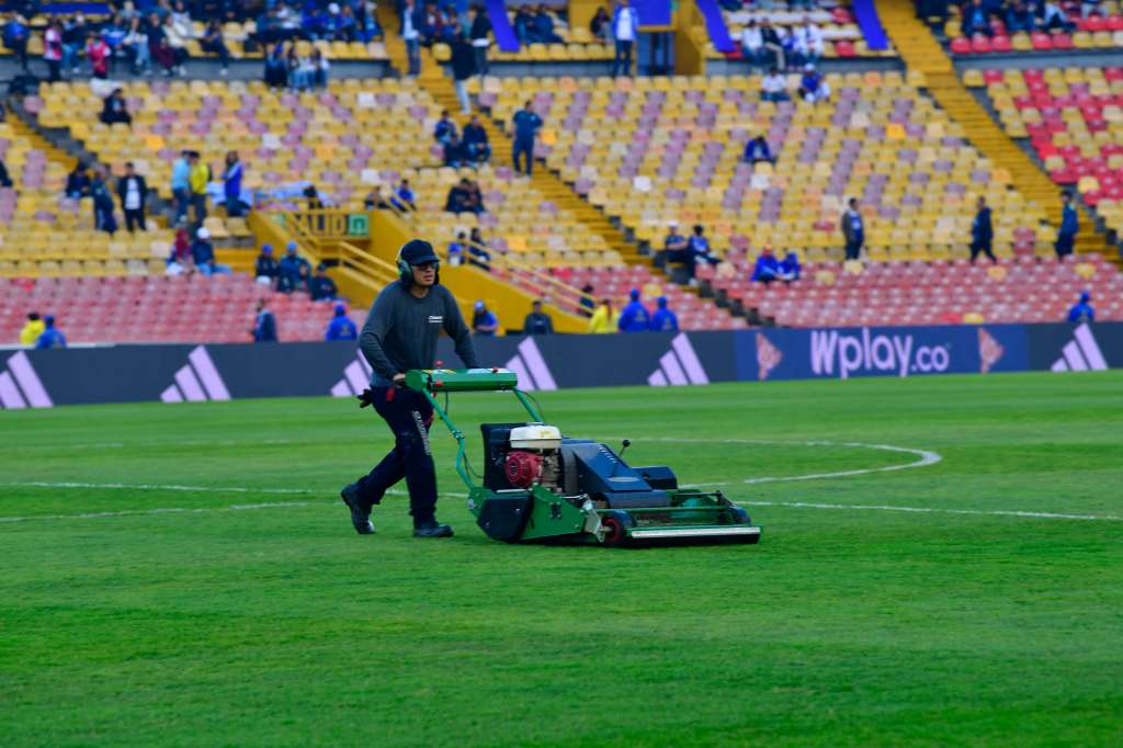 Estado de la gramilla del estadio luego de haber sido cerrado y restaurado como consecuencia de las lluvias en la ciudad