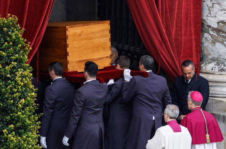 El ataúd de Benedicto XVI es transportado después de la ceremonia fúnebre. Los restos descansarán en la tumba que fue de Juan Pablo II en las grutas vaticanas.