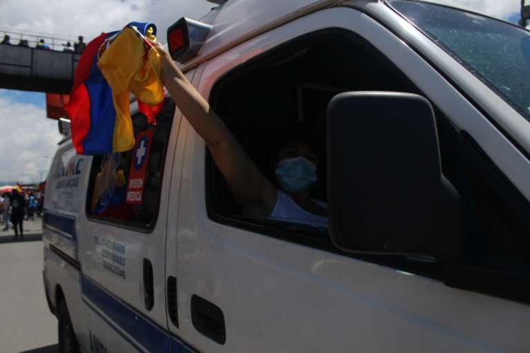 En otras partes del país, como en Bogotá, la misión médica a pesar de que cumple una labor fundamental, también ha sufrido ataques por parte de violentos.