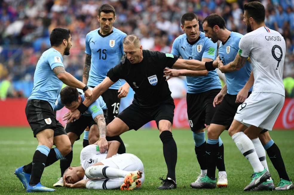 El francés Kylian Mbappé fingió una falta por la que los jugadores uruguayos salieron a reclamarle durante el duelo entre Francia y Uruguay por los cuartos de final de la Copa Mundo 2018. / AFP