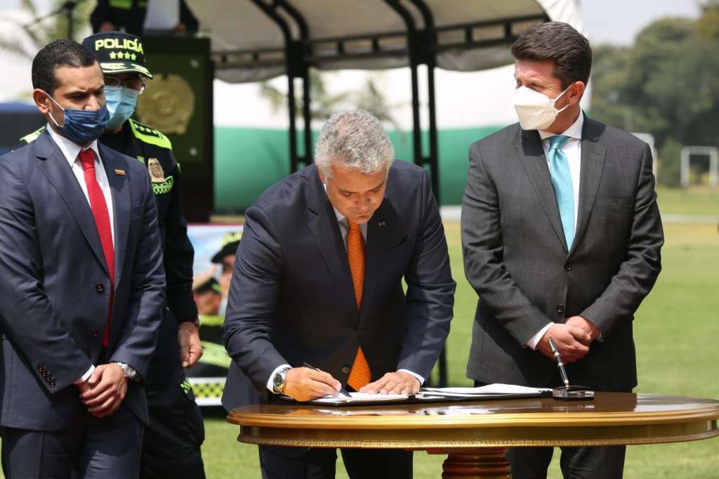 Ministro del Interior, Daniel Palacios (Izquierda), presidente Iván Duque (Centro) y ministro de Defensa, Diego Molano (Derecha).