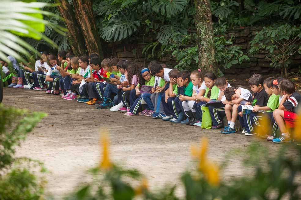 Los visitantes de la Fiesta del Libro de Medellín tuvieron tiempo de leer, de compartir y, sobre todo, de sonreír. / Sergio González