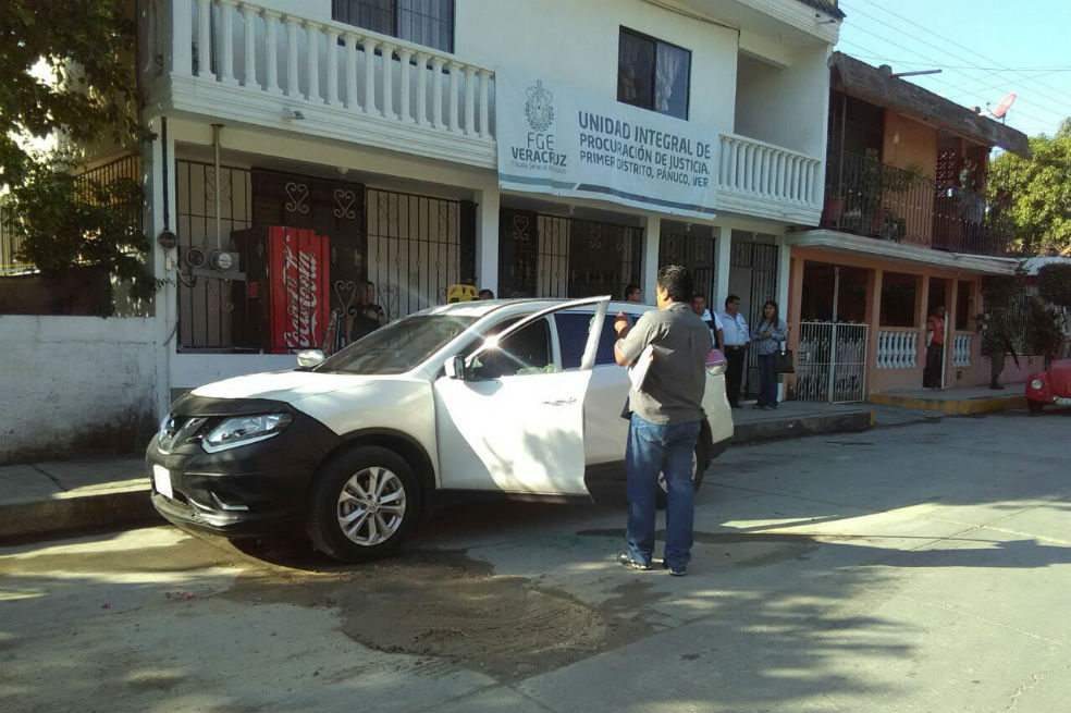 Vista general del vehículo donde fue asesinada la fiscal Yendi Guadalupe Torres Castellanos, responsable de delitos sexuales y contra la familia en la zona de Pánuco, en el estado mexicano de Veracruz (México). / Agencia EFE