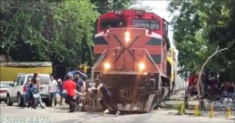 Hombre en silla de ruedas se salvó de ser atropellado por un tren