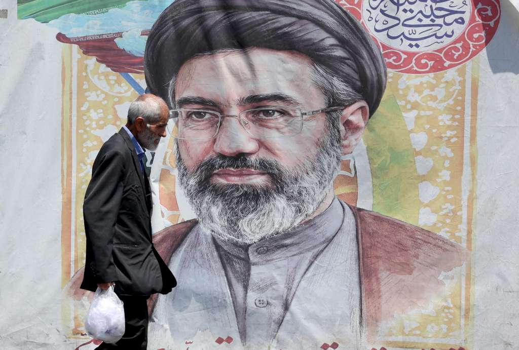 FOTODELDÍA TEHERÁN (IRÁN (República Islámica de)), 18/06/2026.- Un hombre iraní pasa junto a un cartel del líder supremo iraní, el ayatolá Mojtaba Khamenei, en una calle de Teherán, Irán. Irán y Estados Unidos firmaron un acuerdo de paz para poner fin a la guerra entre ambos países. (Teherán) EFE/EPA/ABEDIN TAHERKENAREH RESTRICCIONES: Prohibido el acceso a medios de comunicación israelíes/canales de televisión en persa fuera de Irán/Estrictamente prohibido el acceso a BBC Persian/VOA Persian/Manoto TV/Televisión Internacional de Irán. (Según lo dispuesto por la Dirección General de Medios de Comunicación Extranjeros de Irán) --
